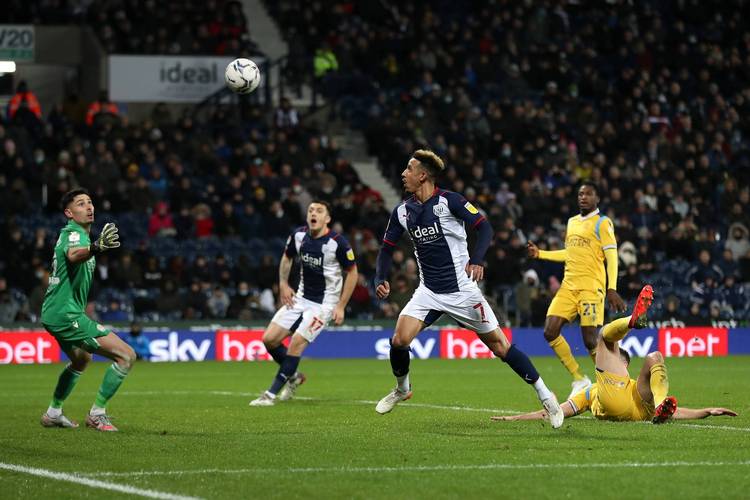 边裁被观众扔的口香糖击中眼睛，朴茨茅斯vs西布朗一度中止