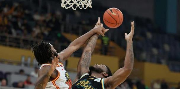 拿300万年薪，场均1.7分2.6犯规，球迷：快退役吧，别折磨人了