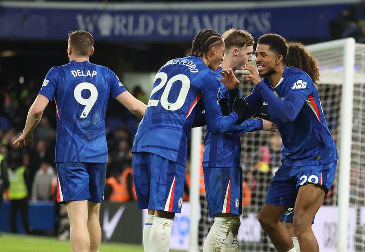 遭切尔西让2追3！英超队输急眼干架数十人互相推搡锁喉+扇耳光