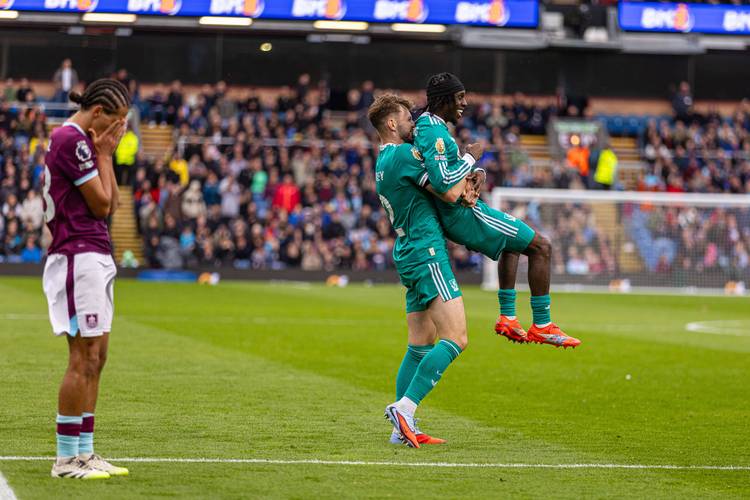 动容!利物浦1米94黑塔进球告慰亡父,跪滑+热泪盈眶,全队送拥抱