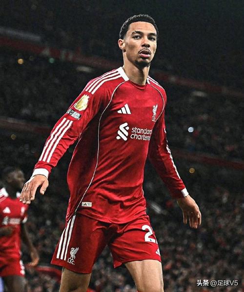 自迪亚斯以来，埃基蒂克是首位上半场梅开二度的利物浦球员