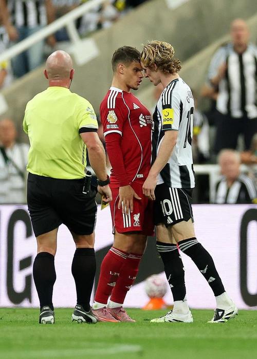 暖心，利物浦与纽卡的比赛前双方球迷为基冈送上了鼓励的掌声