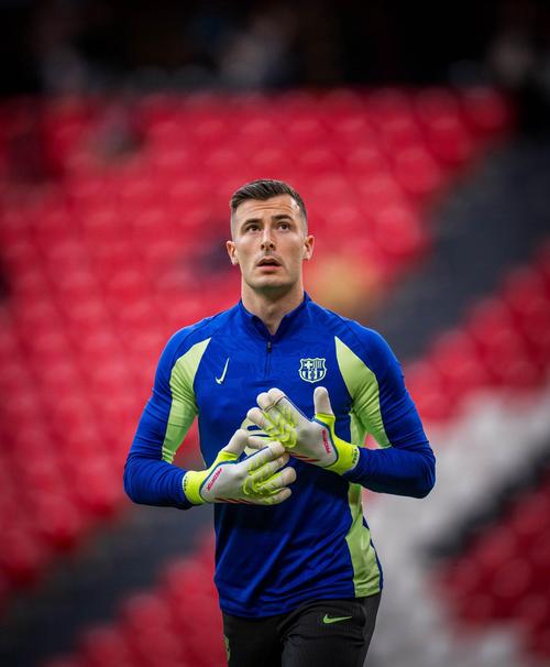 为帮助二队尽快升级，弗里克决定尽量少征召青训球员