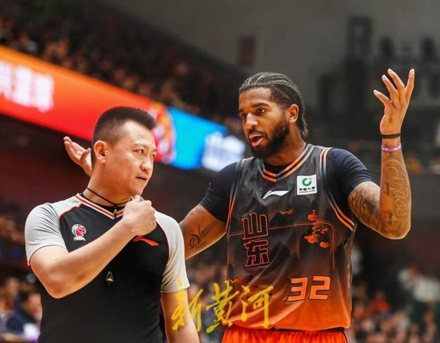 全场战报关键时刻打出一波7:0,山东男篮83:80险胜广州