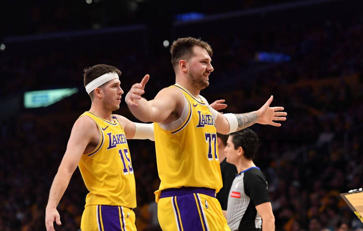 与东契奇的配合确实相当默契，但湖人替补中锋也确实是能力有限