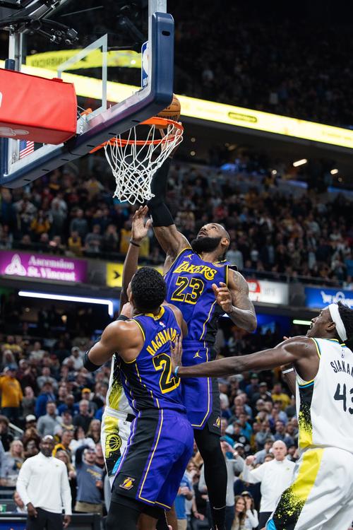 难得打出了攻守兼备的表现，湖人还是没有激发出锋线大闸的潜能