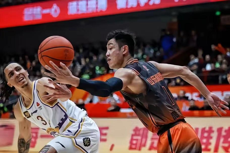 侥幸过关！山东3分险胜鱼腩，高诗岩爆发，郭艾伦哑火，差距真大